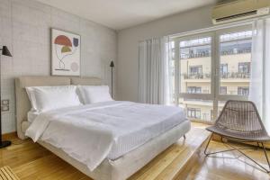 Posteľ alebo postele v izbe v ubytovaní Sunny Luxury Loft,Stunning Acropolis View, Jacuzzi