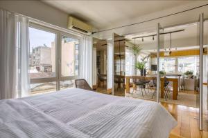 Posteľ alebo postele v izbe v ubytovaní Sunny Luxury Loft,Stunning Acropolis View, Jacuzzi