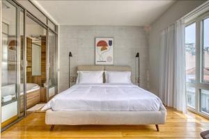 Posteľ alebo postele v izbe v ubytovaní Sunny Luxury Loft,Stunning Acropolis View, Jacuzzi