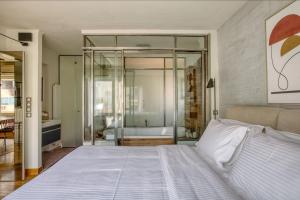 Posteľ alebo postele v izbe v ubytovaní Sunny Luxury Loft,Stunning Acropolis View, Jacuzzi