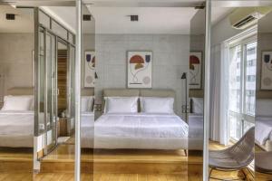 Posteľ alebo postele v izbe v ubytovaní Sunny Luxury Loft,Stunning Acropolis View, Jacuzzi