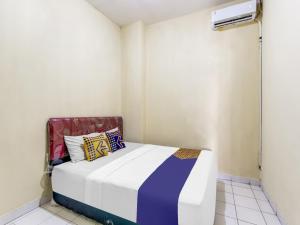 Ein Bett oder Betten in einem Zimmer der Unterkunft OYO Life 91374 Asia Stay Semarang Syariah