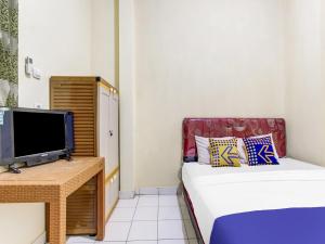 Ein Bett oder Betten in einem Zimmer der Unterkunft OYO Life 91374 Asia Stay Semarang Syariah