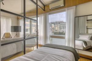 Posteľ alebo postele v izbe v ubytovaní Sunny Luxury Loft,Stunning Acropolis View, Jacuzzi