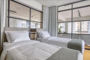 Posteľ alebo postele v izbe v ubytovaní Sunny Luxury Loft,Stunning Acropolis View, Jacuzzi