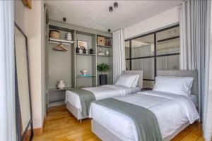 Posteľ alebo postele v izbe v ubytovaní Sunny Luxury Loft,Stunning Acropolis View, Jacuzzi