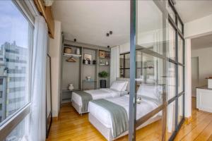 Posteľ alebo postele v izbe v ubytovaní Sunny Luxury Loft,Stunning Acropolis View, Jacuzzi