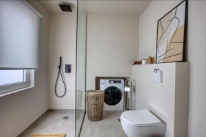 Kúpeľňa v ubytovaní Sunny Luxury Loft,Stunning Acropolis View, Jacuzzi