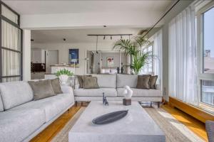Posedenie v ubytovaní Sunny Luxury Loft,Stunning Acropolis View, Jacuzzi