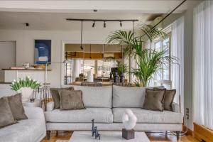 Posedenie v ubytovaní Sunny Luxury Loft,Stunning Acropolis View, Jacuzzi