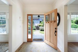 einen Flur mit Tür und Blick auf einen Hof in der Unterkunft Lincoln House home in Hood River