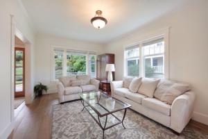 ein Wohnzimmer mit einer Couch und einem Glastisch in der Unterkunft Lincoln House home in Hood River