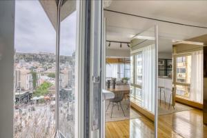 een keuken en een woonkamer met uitzicht op de stad bij Sunny Luxury Loft,Stunning Acropolis View, Jacuzzi in Athene