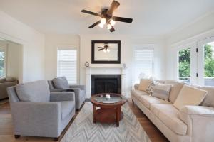 ein Wohnzimmer mit einer Couch und einem Deckenventilator in der Unterkunft Lincoln House home in Hood River