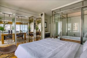 Posteľ alebo postele v izbe v ubytovaní Sunny Luxury Loft,Stunning Acropolis View, Jacuzzi