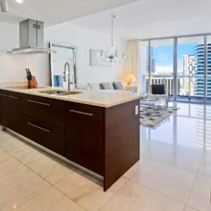 Kitchen o kitchenette sa Vacation Apartment for Couples in Miami
