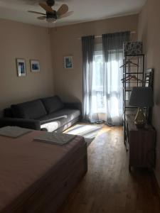 Un pat sau paturi într-o cameră la Seaview apartment in modern villa