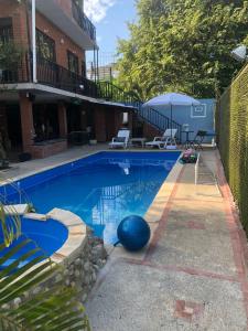 una piscina con una bola azul junto a un edificio en Villa Rubens, Casa familiar con piscina privada en Agua de Dios