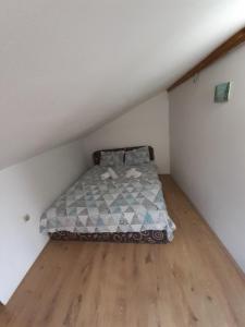 een kleine slaapkamer met een bed op zolder bij MM CITY APARTMENTS in Skopje