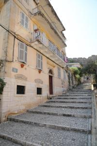 un groupe d'escaliers devant un bâtiment dans l'établissement Casa Domenica, à Corfou