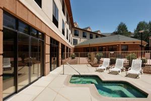 Holiday Inn Express Hotel & Suites Montrose - Black Canyon Area, an IHG Hotel tesisinde veya buraya yakın yüzme havuzu