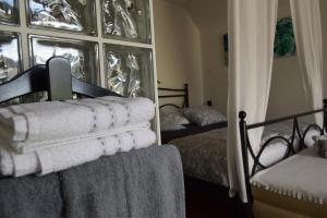 een slaapkamer met 2 bedden en handdoeken op een rek bij Holiday Home Ribno - Bled in Bled