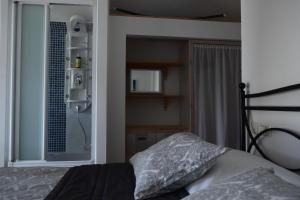 1 dormitorio con 1 cama y ducha. en Holiday Home Ribno - Bled, en Bled