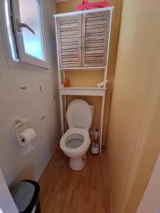 A bathroom at Mobil Home for chilling out Camping Park ***