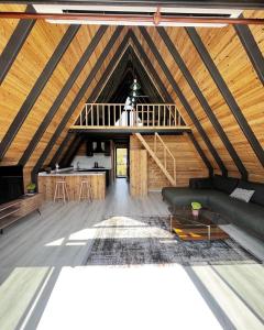 ein Wohnzimmer mit einem Sofa und einer Holzdecke in der Unterkunft KARYA BUNGALOV VİLLA in Dalaman