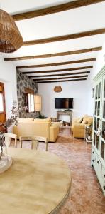 A seating area at Preciosa casa de pueblo entre Ronda y Setenil La Posada de Catalina