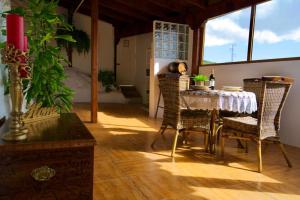 una sala da pranzo con tavolo e alcune sedie di Casa Cueva La Herencia a San Miguel de Abona