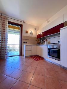 uma grande cozinha com um grande piso de azulejo em Casa RoGi Bardolino Lake em Bardolino