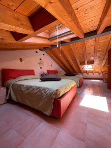 um quarto com 2 camas num quarto com tectos em madeira em Casa RoGi Bardolino Lake em Bardolino