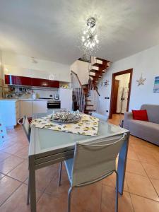 uma cozinha e sala de estar com mesa e cadeiras em Casa RoGi Bardolino Lake em Bardolino