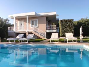 eine Villa mit einem Pool und einem Haus in der Unterkunft Villa Aphrodite in Rizá