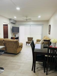 a living room with a couch and a table at Apartamento Ganesha Liberia in Santa Ana