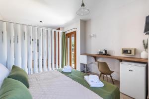 TV a/nebo společenská místnost v ubytování Aegeon Hotel