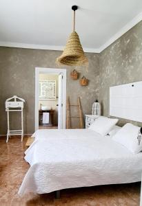 - une chambre avec un grand lit blanc et un plafond dans l'établissement Preciosa casa de pueblo entre Ronda y Setenil La Posada de Catalina, à Montecorto