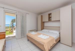 Posteľ alebo postele v izbe v ubytovaní Villa Božica - sea view stone villa with free parking