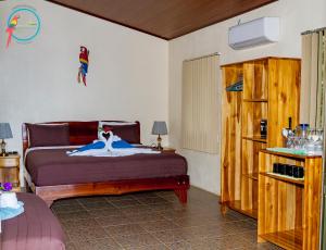 a bedroom with a king sized bed in a room at Cabaña Ara Macao Lodge in Drake