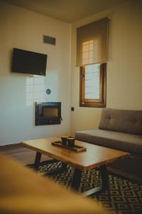 TV a/nebo společenská místnost v ubytování Peri Elxis Luxury Suites