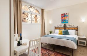 um quarto com uma cama e uma janela em Boutique Suites - Prime Location Old City em Safed