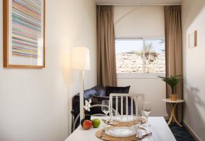 uma sala de estar com uma mesa com copos de vinho em Boutique Suites - Prime Location Old City em Safed
