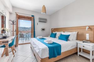 Postel nebo postele na pokoji v ubytování Aegeon Hotel