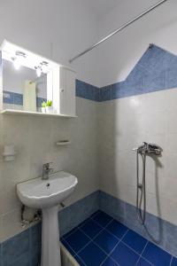A bathroom at Aegeon Hotel