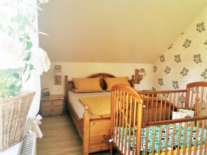 A bed or beds in a room at Schöne, helle, ruhige Wohnung und Wellness Sauna