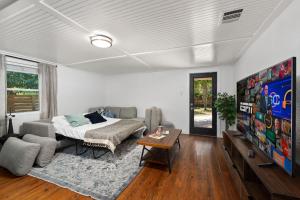una sala de estar con una cama y un sofá en New! Entire House, 5 Minutes from downtown, en San Marcos