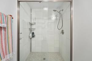Un baño con ducha con puerta de cristal. en New! Entire House, 5 Minutes from downtown, en San Marcos 12 fotos más