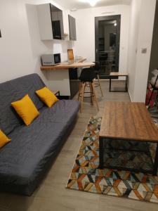 sala de estar con sofá y mesa en Pleinitude en Trangé
