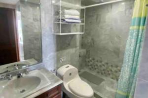 圣安德烈斯Apartamento con Espectacular Vista al Mar en San Andrés Sun Rise的带水槽、马桶和淋浴的浴室 更多5张照片